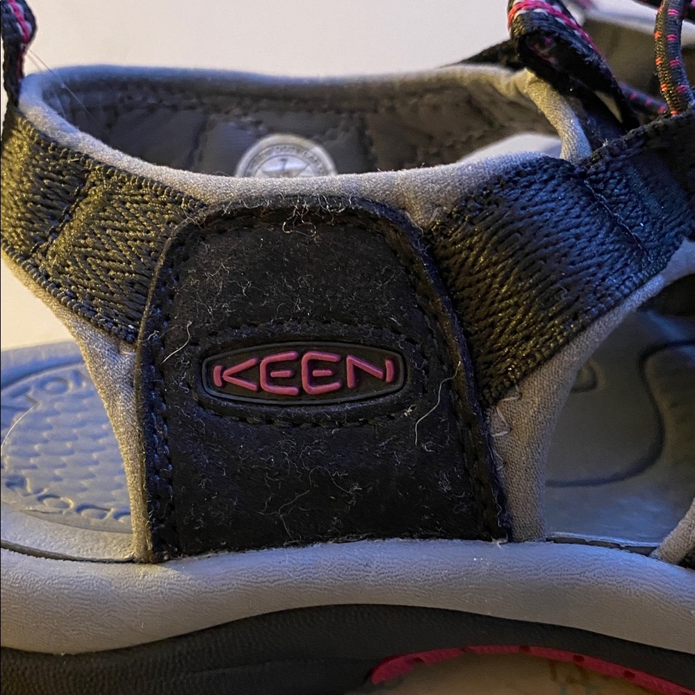 Keen Gray/Blach waterproof Footwear, scuffs one right toe from normal wear, - Picture 2 of 10